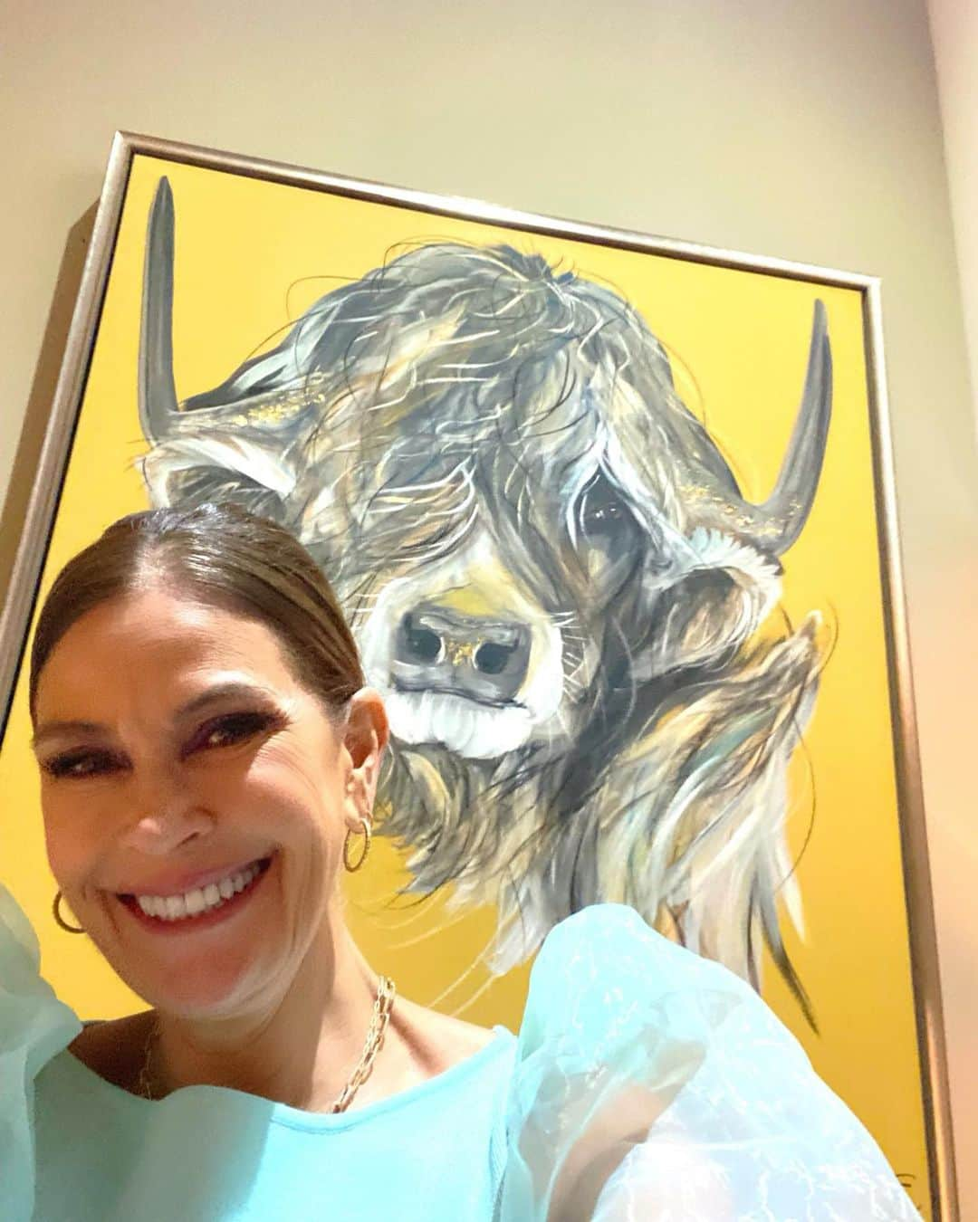 テリー・ハッチャーのインスタグラム：「Now that’s a sexy cow! Not me…the painting! 😂 😂😂. Good things are worth waiting for. That’s my #tuesdaymotivation  I waited a long time to get this beautiful painting by #cornwall artist @carolinewalkerart framed and hanging in my living room and it fits in perfectly. Art in a home can lend a vibe to your space, your mind, your spirit and this vibrancy, whimsy and delicate artistry will inspire me every day. Thank you  #carolinewalkerartist for your magical craftsmanship💖 #cornwall #padstow #cow #highland #art #whimsy #artgallery #painting #sexycow Check out her work www.Caroline-walker.co.uk」