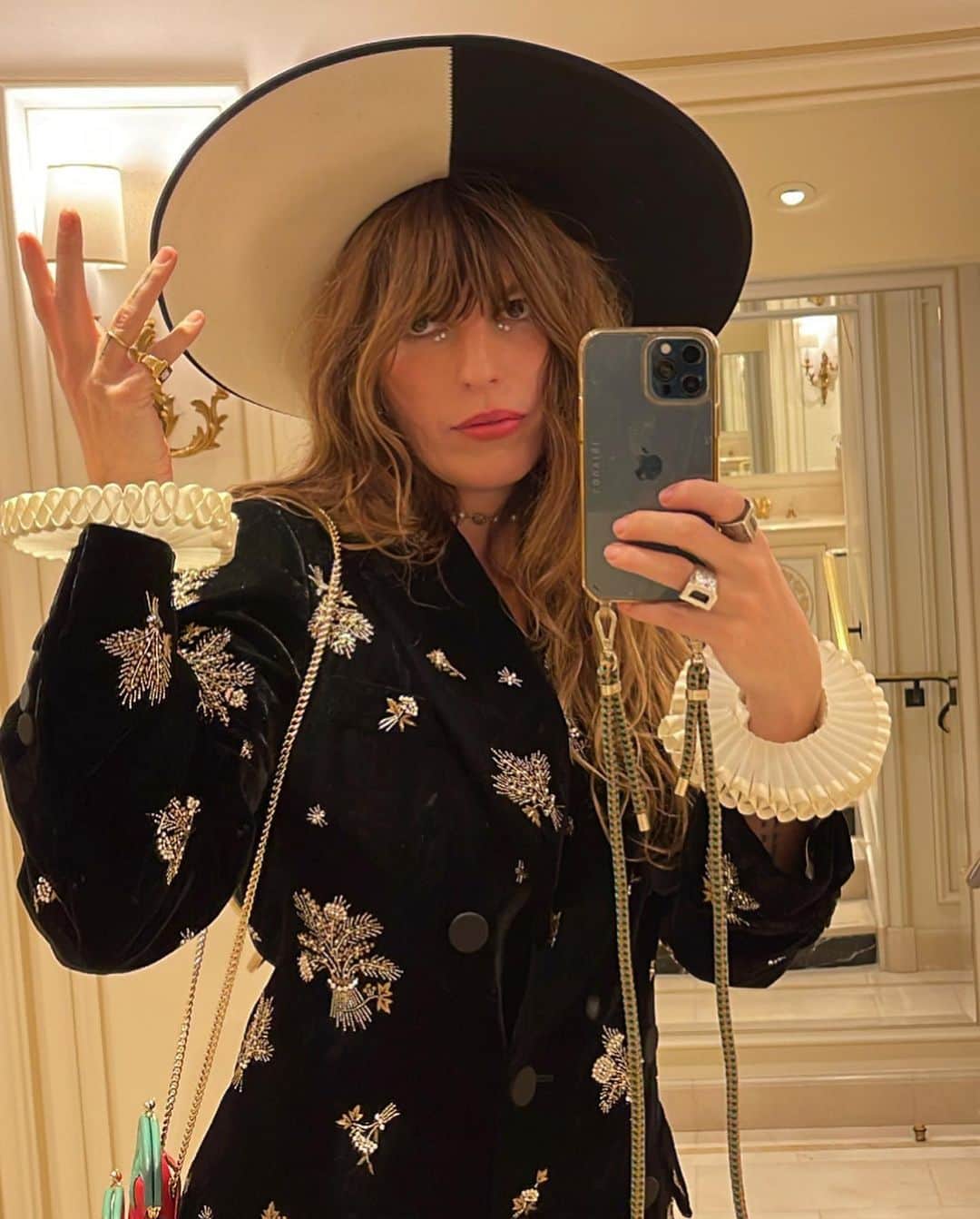 のインスタグラム：「Thank you @gucci ♥️ for a fun night !  Make up @marion.robine  Hair and Styled by moi 🖤🤍 (Mood: Elizabeth 1st meets Bianca Jagger at a tarot reading )」