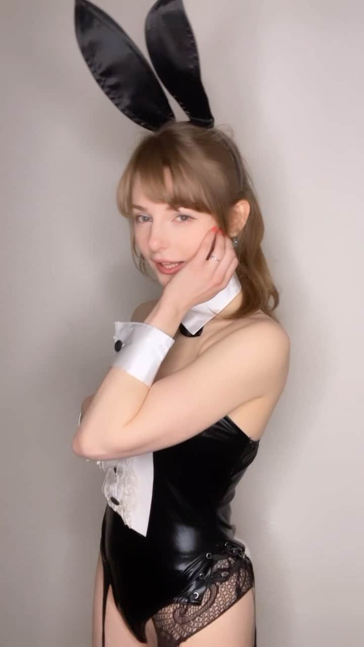 Ella Freyaのインスタグラム：「Happy New Year of the RABBIT 🐰💜」