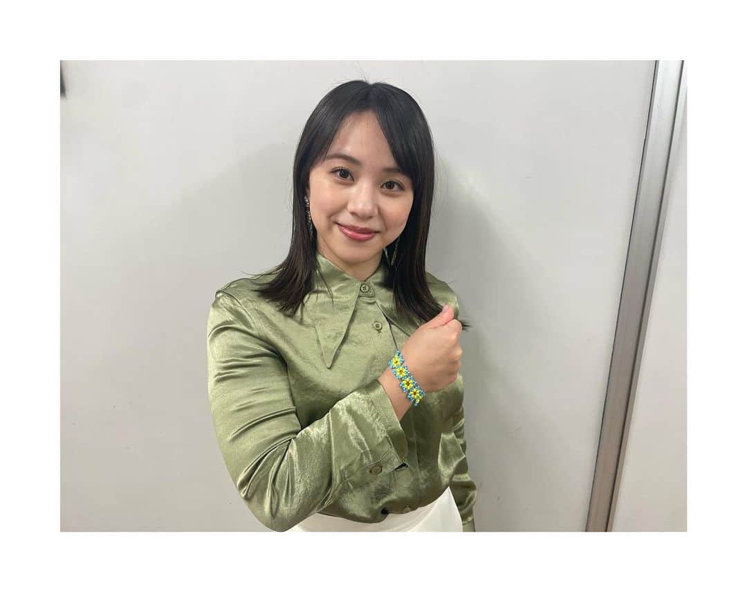 村上茉愛のインスタグラム：「.  先日のサンデースポーツ 現在高崎アリーナにて新体操ウクライナ選手団が合宿を行なっています。 大変な状況の中、オノプリエンコ選手に話を聞いてきました。  当たり前に練習出来てたことが 全てがなくなってしまう日々。  安心する事ができない状況の中でも どうして続けられるのですか？と聞いたところ、  強くなりたいのいうのは母国の為であり、 兵士として戦ってくれている父や国を守ってくれている兵士たちの為。 なによりも、  「試合で勝利する事によりウクライナが勝つということが証明される。」  という言葉に強く心を打たれました。  オノプリエンコ選手、ウクライナ選手団からもらったブレスレットは 国の象徴とするひまわりをイメージしているそうです🌻  向日葵のような笑顔が咲きますように、、、  #サンデースポーツ」