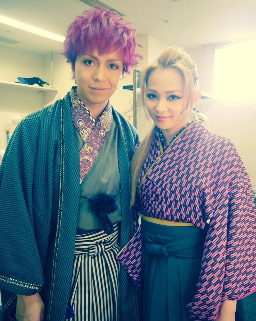上木彩矢のインスタグラム：「9年ぶりにIZAM兄様とお仕事☺️ 新感覚の音楽番組ですね〜。music champのアプリからご視聴可能となっていますので、めんどくさがらず←w是非トークや生歌を聴きにいらしてください✨ しかし、写真が懐かしい。もう9年か。  音楽＆トークバラエティ番組 『MiX MUSiC』vol.3 2023.2.6(月)21:00- 放送予定  ⾳楽活動が中⼼のアーティストやアイドル、 ⾳楽に精通している俳優、⼥優、コスプレイヤーなど 様々なゲストを毎回、1組をお呼びし、 ⽣放送でお届けする⾳楽＆トークバラエティ  ■出演 IZAM（SHAZNA） GUEST：上木彩矢  ■配信アプリ  Music Champ ※下記よりダウンロード  iOS https://apple.co/3yz9isg  Android https://bit.ly/3ucxaOV  使い方 https://www.music-champ.com/tutorial  ■特設サイト https://www.shinjukubroadbandstudio.com/mixmusic  ■視聴チケット \3,850-（税込） ※アーカイブは配信後14日間見放題！  ■チケット購入特典 購入者全員にスタジオ内でアーティストを撮影したデジタル写真にサインをつけてプレゼント♪（※アプリDMにてご案内）  //////////////////////  --------------------- ////////////////// 新宿ブロードバンドスタジオ 〒169-0073 東京都新宿区百人町1-11-29ARSビル B1F、B2F お問合せ TEL&FAX 03-3363-6631 https://www.shinjukubroadbandstudio.com/」