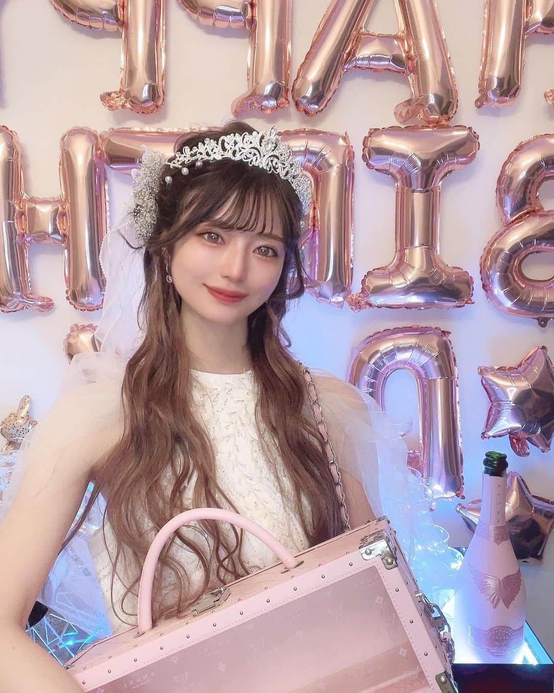 のインスタグラム：「2023/1/3誕生日にTiktok全国日間1位✨素敵な誕生日迎えました🎂💓 24時間配信も達成🎉 バースデーの飾り、衣装、そしてエンジェル👼SP 🍾、バズーカーなどなど全て準備しました❣️ 思い出ができて楽しかった💕 本当にありがとうございました😊 素敵なリスナー様に支えられて幸せです🍀✨  #誕生日#ドレス#ヘアアレンジ#ティアラ#ロングヘア#巻き髪#エクステ#シールエクステ#シャンパン#エンジェル#シャンパンタワー#ライブ配信#ライバー#maichan_BaoBao#まいちゃんばおばお」