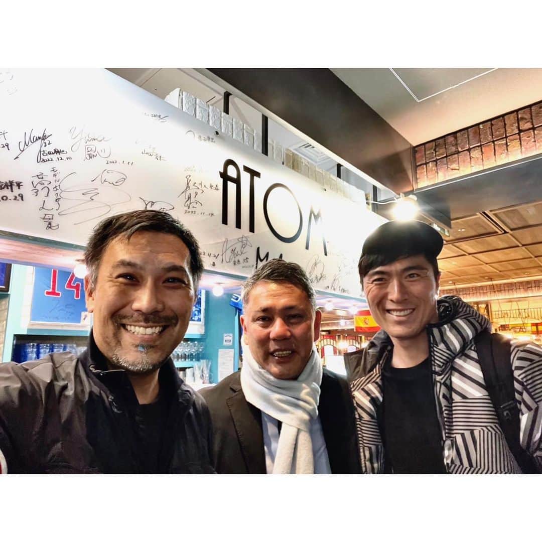 のインスタグラム：「現役時代から、長くお付き合いして下さる高田さん！！ その出逢った時代から本質を捉え、世界視野をふまえて日本に還元する思考判断。そしてやはり情熱。熱量。  いつもですが、その情熱の世界観でお話をさせてもらうお時間は、刺激的であり、自分の感性をピアノでいうと調律する時間になります。  今回もありがとうございました♪ 急に訪れる出逢いも格別なもの✨ 事前にお伝えされることなく引き合わせられる出逢いこそ、自分を高めておこうと思う、日々の鍛錬に繋がります！！ 「出逢いは、自分を写し出す鏡」 ※この言葉は、アルビレックス新潟時代に深澤 仁博さんに頂きました。 大切にする言葉です。  高田さん、今野さん、ありがとうございました♪ 出逢いに感謝！ @konnotoshiaki  #1.24」