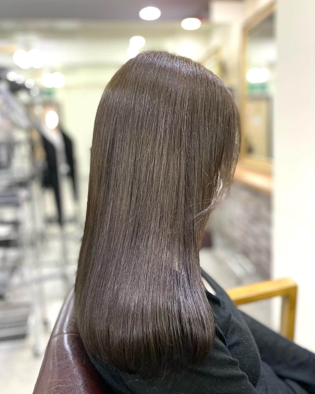 salon PRATiNO(サロンプラチノ)のインスタグラム：「. サファイアグレージュカラー💎  透明感ある仕上がりに👼  ナチュラルなカラーリングからハイトーンカラーまで お任せください😊😊  #hair#pratino#clavis#ハイトーン#韓国ヘア#デジパ#縮毛矯正#名古屋美容院#栄美容院#ショートカット#ウルフカット#透明感カラー#クラビス#酸熱トリートメント#ダメージ毛#ヘアサロン#女性スタッフのみ#初めてのブリーチ#白髪染め#ペールカラー#エクステ#シールエクステ#ヘアメ#アイブロウ#メンズアイブロウ#メイク#ファイバープレックス#スタッフ募集」