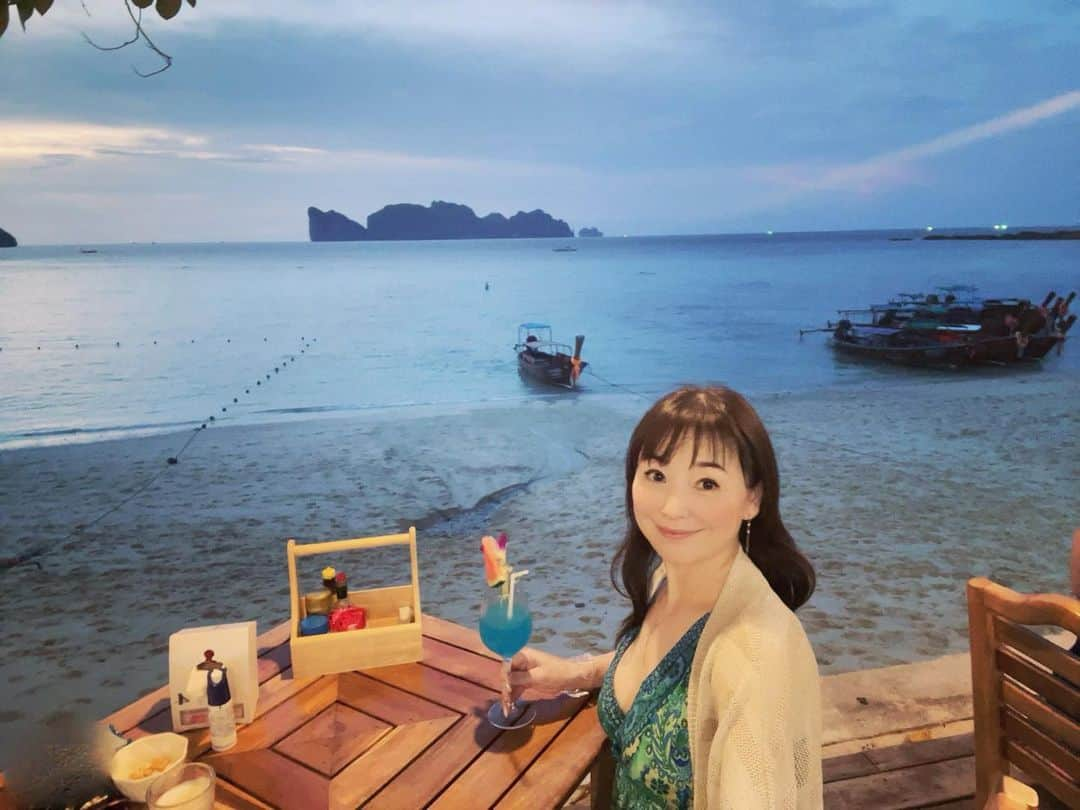 名波はるかさんのインスタグラム写真 - (名波はるかInstagram)「ヴィラに着くなりスコール💦 南国あるあるですね。 サンセットには晴れてピピレイ島を眺めながら珍しくカクテルを飲んでます。#ピピドン島 #ピピレイ島 #ロングビーチ #ピピ島ロングビーチ #sunset #タイビーチリゾート」1月25日 9時58分 - nanamiharukatraveler