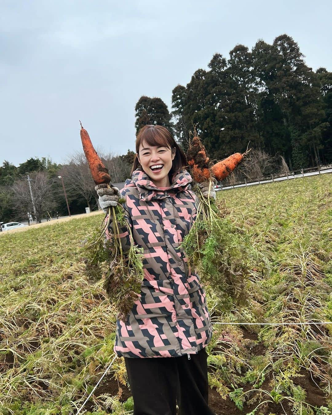 川瀬良子さんのインスタグラム写真 - (川瀬良子Instagram)「2023年　畑初め♪  ハクサイ・ニンジン・芽キャベツ　収穫〜！  「やっぱり畑は楽しぃ〜！」と、叫んでしまいました😊👏🏻  2023年も、どんな農家さんに出会えるかな〜 どんな農畜産物に触れることができるかな〜  楽しみです♪  今日もさっそく九州へ✈️  また、ストーリーズなどにアップしますね〜🤗  🥕🥬🍅  #農業 #収穫 #収穫体験 #畑」1月25日 10時01分 - kawase_ryoko