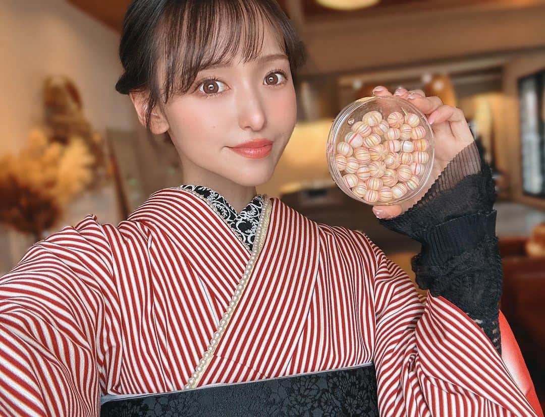 引地裕美のインスタグラム：「🍬🫧🍬🫧🍬  この前頂いたCrochetの京あめ👘🍬✨ 可愛かったから着物のお仕事の小腹満たすお供にしてたよ🫶🏻  職人手作りの軽い口溶けで お土産で渡しても喜ばれる綺麗なあめちゃん🍭💭  3枚目は博多めんたいこの銘店「やまや」と Crochetのコラボの辛口めんたいフランス😳🥖🍬❤️ 明太子バターたっぷりで美味しかった🤤  #crochet #clochetselect #京あめクロッシェ #pr  #UMine #japan #japanesegirl #kimono #着物ヘア」