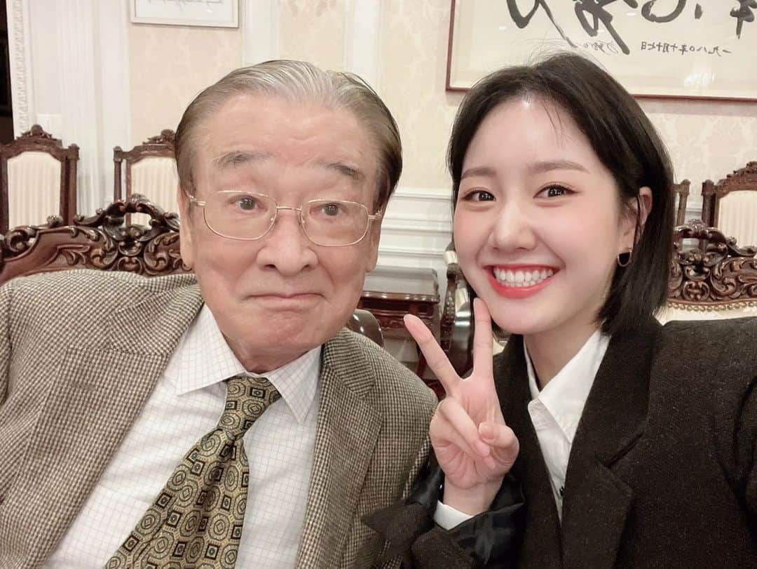 チン・ジヒのインスタグラム：「이순재 선생님과 또 하나의 좋은 추억을 만들었던 시간🖤  선생님 사랑해요!! ❣️」