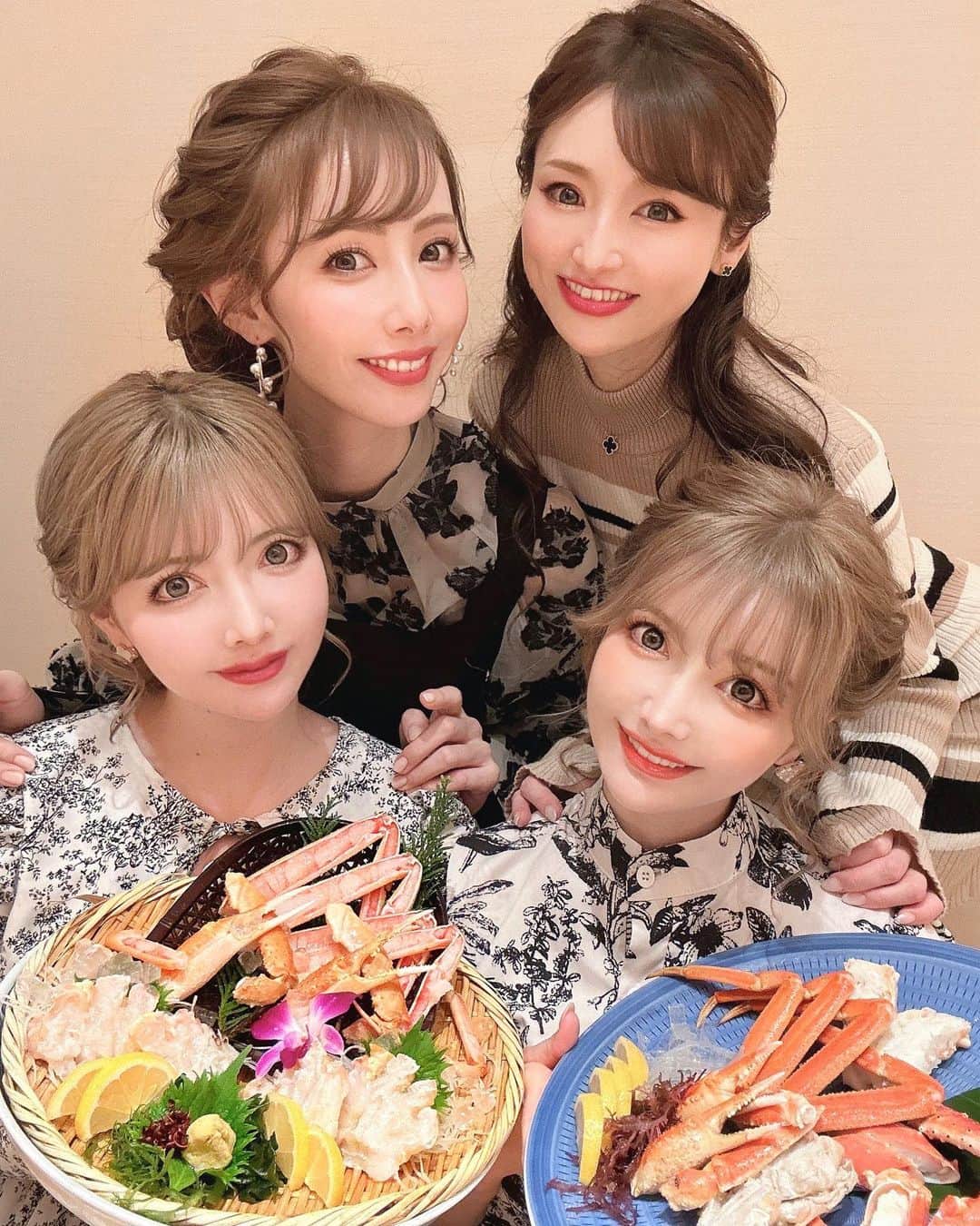 のインスタグラム：「【🦀🌟🦀🌟🦀🌟】 . 地元の友達と久しぶり会った🥺💓 もう10年以上の仲の まどりーとよったん💜❤️ 久しぶり会っても変わらず楽しくて 面白くて美人なふたり🐱💕 . 4人とも🦀かに好きだから 福岡にある"かに通"ってお店で かにしゃぶコース食べながら たくさん語りました😘💓💓 . よったん予約ありがとう😸 楽しい時間でした🌈✨ . #かに #かに通 #福岡」