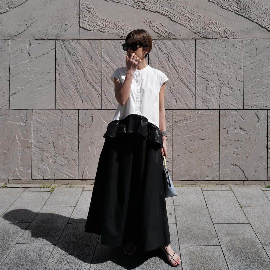 正中雅子のインスタグラム：「⚪️⚫️⚪️  春夏にめちゃくちゃオススメしたいデザインドレス☺︎  1枚で様になるアイテムなことは勿論なのですが、甘くなくモードに着たいという想いでデザインしました。  上半身は、シャツ素材を使いタックを施しボタン辺りのデザインとかをマニッシュにし スカート部分にはパール加工を施したハリのある素材でややフリルをつけました🫶  ウエストの切替も山ラインになってるのでスタイルアップ効果もあり、スカート部分は通気性のいい素材のなので春夏は涼しくかなり快適なんです✌️  なかなか他にない1枚に仕上がったドレスです☺︎  -PRE ORDER- 1.26 thu 12:00-1.30 mon 23:59  #MACHATT #masaco服」