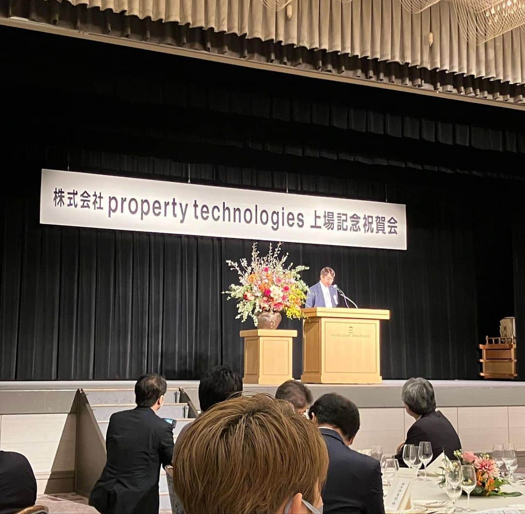 大江香織さんのインスタグラム写真 - (大江香織Instagram)「. 株式会社property technologies様 上場記念祝賀会に参加致しました。 ⁡ 濱中社長、関係者の皆様 グロース市場上場おめでとうございます！ 濱中社長は普段からフランクに接してくださるので、何でも相談できて頼れる、心強い存在です。 盛大な祝賀会の壇上でお話しされてるお姿を拝見し、やはり一流の経営者の方なんだと、改めて尊敬の念を抱きました。 大切な記念の会にお招き頂き、大変光栄でした。 今年から谷原秀人プロのスポンサーをされるそうです。 『KAITRY（カイトリー）』のロゴをつけてプレーされるそうなので、ぜひ注目して見てください！ ⁡ #propertytechnologies #ホテル椿山荘東京」1月25日 12時00分 - _kaori.ohe_