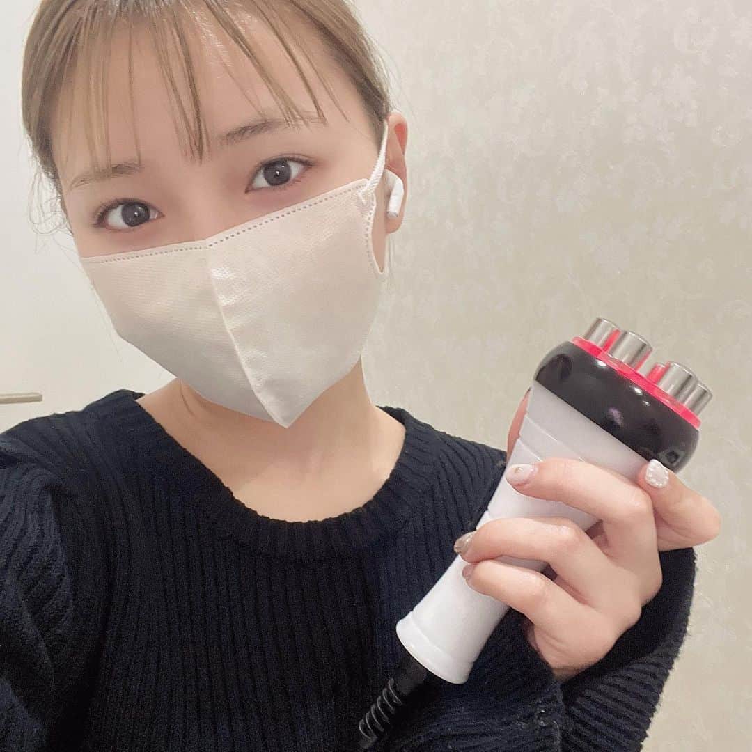 塩川莉世のインスタグラム：「29日に向けて2日に1回は通ってる（えらい）👸 . . エステついてるので体もすっきりして最高だ〜.. 29日は声出しOKなのでみんなも一緒に体鍛えてこ？💜 . . . ちなみにりせの紹介コードを入力すると月額最大1000円オフになるのでぜひ👇🏻  紹介コード「1XVXG16Z」 . @chocozap_official  #chocozap #筋トレ女子 #筋トレ初心者 #エステサロン #エステ」