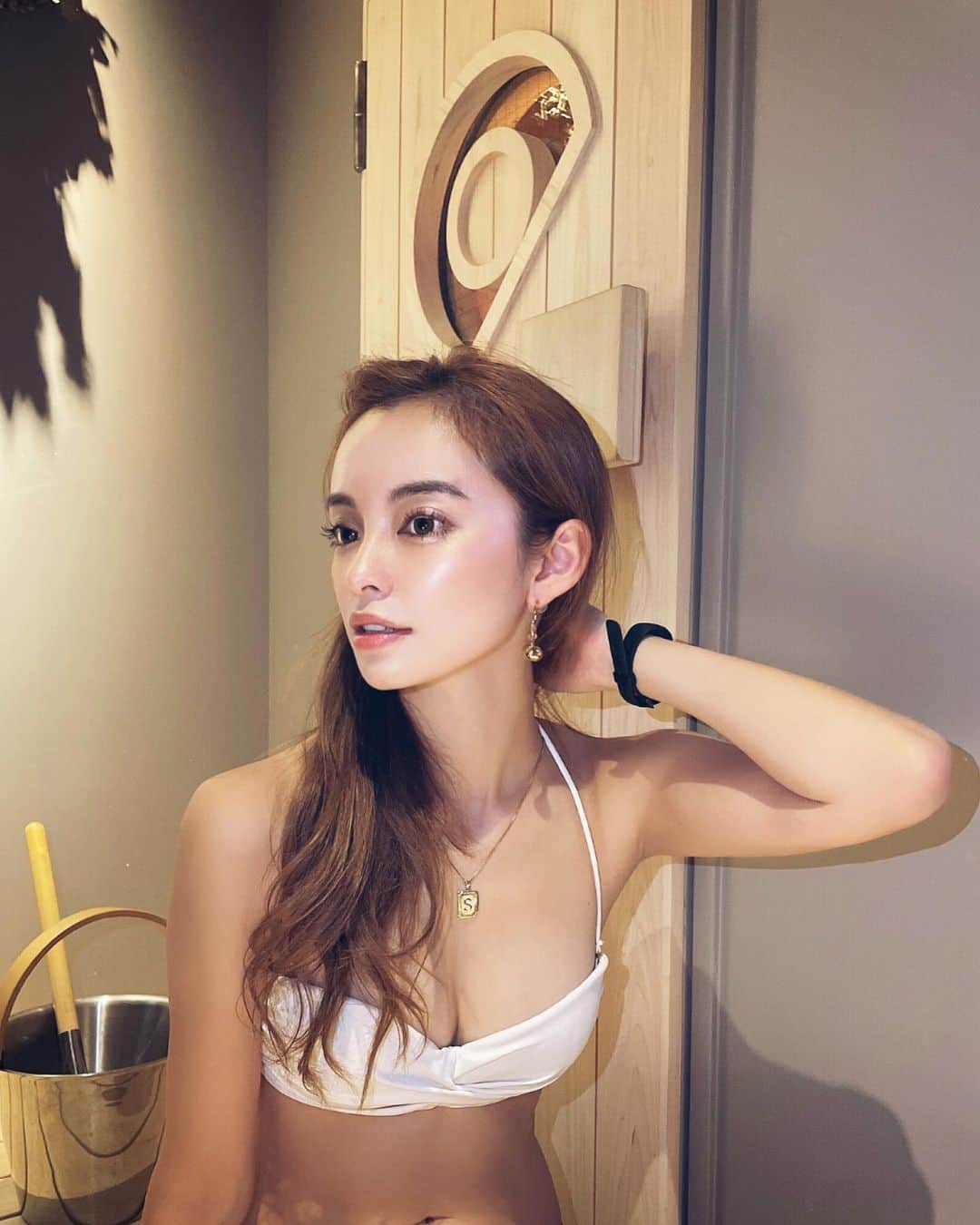 のインスタグラム：「これもこのあいだのサウナ🧖‍♀️ サウナにこんなでっかいピアスつけてる人と、自己主張激しい自分のイニシャルのネックレス付けてる人は絶対サウナーではないです。 ⁡ ⁡  #サウナ #サウナ女子 #サ活 #サ活女子 #水着 #サウナー #サウナガール #絶対サウナのことわかってない系女子 #サウナーの人とサウナ行きたい #みなみまたいこ #白の水着はマドリディスタの証です #マドリディスタ #マドリディスタ女子」