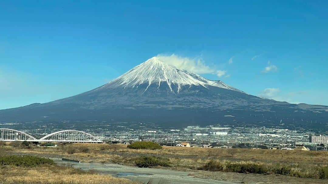 佐藤祐市のインスタグラム：「久しぶりに綺麗な富士山を拝みました‼️ #寒い #昨日は雪の中撮影 #皆んな頑張りました #エキストラさんも有難う」