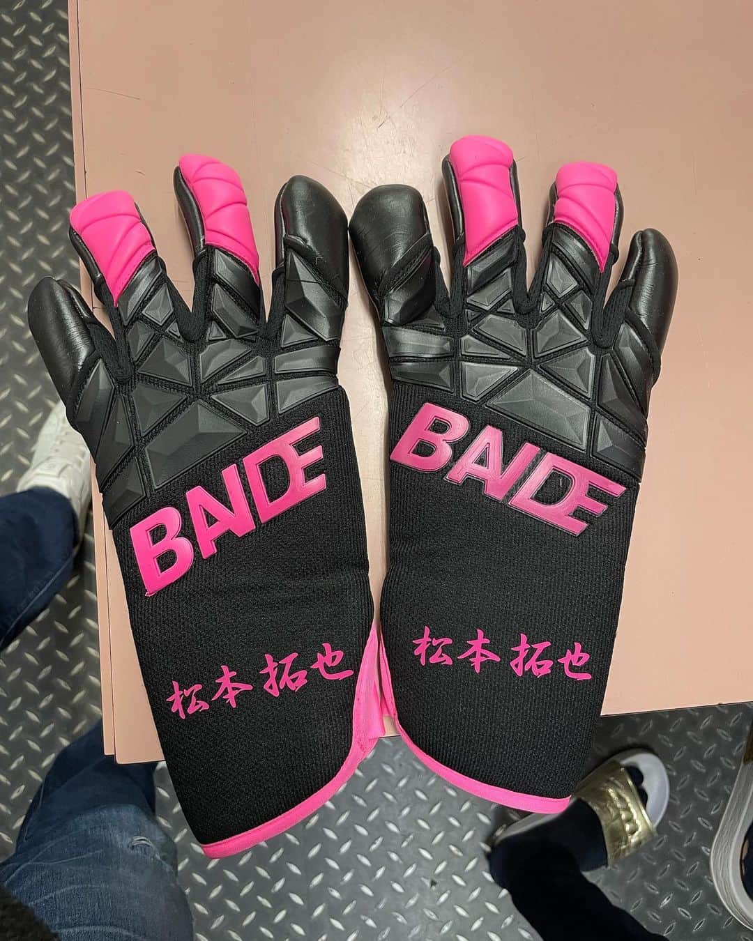 松本拓也さんのインスタグラム写真 - (松本拓也Instagram)「BANDE glove @bande_glove   今シーズンから使わせていただきます！ 清水の大久保択生選手に紹介してもらいました！  インナーグリップの位置、パームの柔らかさ、グローブ全体の柔らかさと手全体を包み込んでくれるホールド感。  ただ、このグローブは店頭には並びません。  なぜなら、 GKスクールがスクール生の為に作るグローブだから。  でも、オフィシャルサイトから購入は出来ます！  https://bande.base.ec  また、公式LINEを登録すると、割引があるみたいです！  https://lin.ee/NTxABbS  グローブは、店頭で手を入れて確認してから購入して欲しい派ですが、BANDE gloveに関しては、自信を持ってネット購入でもオススメします！  グローブのスペック等は、岐阜が誇るGKグローブ変態おじさんのユニオンの清水さんのお墨付きです！笑  僕は二重巻きのバンドで手首の締め付けが強すぎてしまったので、承諾を得て、ストラップレスで使用させていただきます！  岐阜に来てからずっとユニオンで名前を入れさせてもらってます。 清水パワー注入ってやつ。  今年は漢字で！  BANDE glove 新モデルも間もなく出るようです！  お試しあれ！  #bandeglove  #バンデグローブ」1月25日 11時37分 - official.matsu