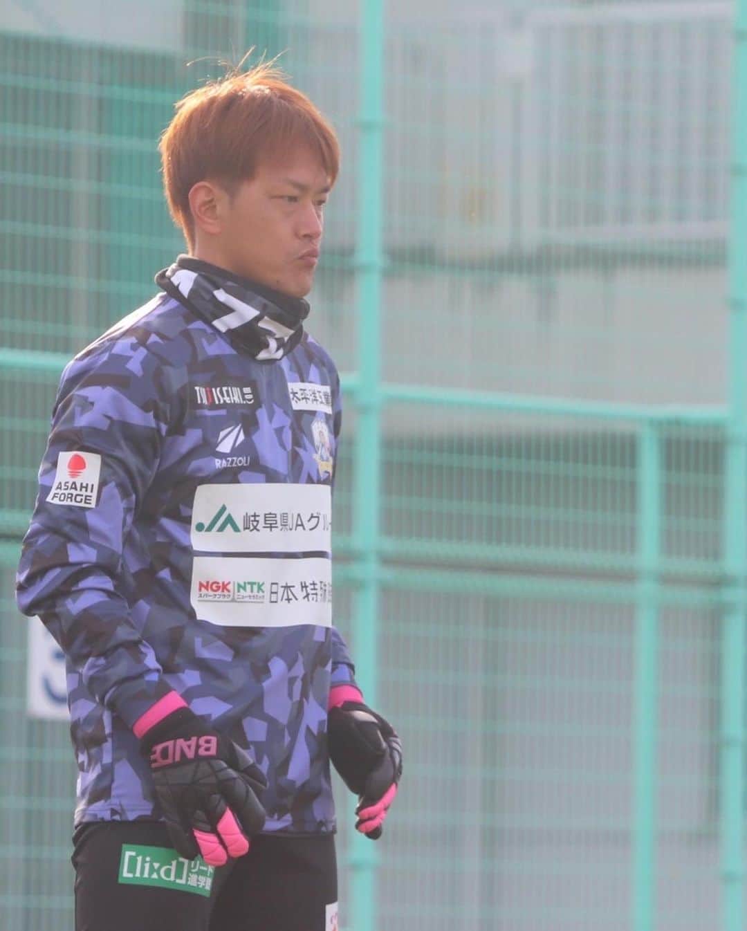 松本拓也のインスタグラム：「BANDE glove @bande_glove   今シーズンから使わせていただきます！ 清水の大久保択生選手に紹介してもらいました！  インナーグリップの位置、パームの柔らかさ、グローブ全体の柔らかさと手全体を包み込んでくれるホールド感。  ただ、このグローブは店頭には並びません。  なぜなら、 GKスクールがスクール生の為に作るグローブだから。  でも、オフィシャルサイトから購入は出来ます！  https://bande.base.ec  また、公式LINEを登録すると、割引があるみたいです！  https://lin.ee/NTxABbS  グローブは、店頭で手を入れて確認してから購入して欲しい派ですが、BANDE gloveに関しては、自信を持ってネット購入でもオススメします！  グローブのスペック等は、岐阜が誇るGKグローブ変態おじさんのユニオンの清水さんのお墨付きです！笑  僕は二重巻きのバンドで手首の締め付けが強すぎてしまったので、承諾を得て、ストラップレスで使用させていただきます！  岐阜に来てからずっとユニオンで名前を入れさせてもらってます。 清水パワー注入ってやつ。  今年は漢字で！  BANDE glove 新モデルも間もなく出るようです！  お試しあれ！  #bandeglove  #バンデグローブ」