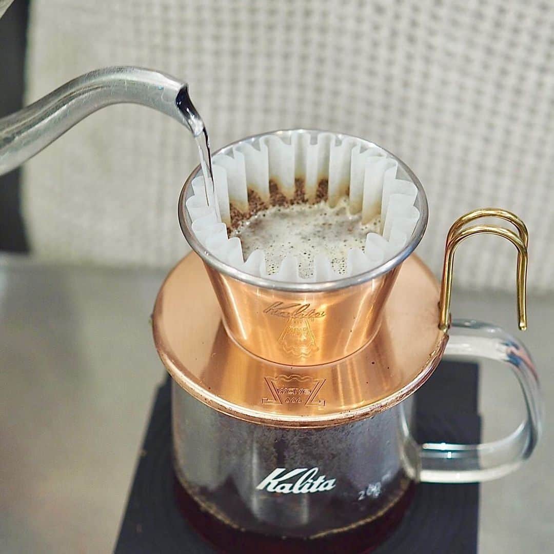 THE LOCAL ＊GoodCoffee運営店舗のインスタグラム：「⁡ ⁡ 皆さま こんにちは🌼 ご無沙汰しておりますっ！ ⁡ 今日はぐーんと冷え込みましたが とっても快晴な東京☀️ ただ。。ただただ本当に いよいよ寒さが増してきましたね🥶 ⁡ LOCALで提供している specialty coffeeのドリップは 香りはもちろん 湯温が下がる中で 味の違いも楽しんでいただけます☕️✨ ⁡ ぜひ ゆっくりコーヒーブレイク しにいらしてくださいね〜🥰 ⁡ このあとも 18:00(L.O.17:30)まで 皆さまのご来店 お待ちしております🍃  special thanks 📸　@tetsuya_ao2  ⁡ ⁡ －－－－－－－ ⁡ ALL DAY   𝟣1:𝟢0-𝟣𝟪:𝟢𝟢(L.O.𝟣𝟩:𝟥𝟢) 夜ローカル   𝟣𝟪:𝟢𝟢-𝟤𝟣:𝟢𝟢(𝖫.𝖮.𝟤𝟢:𝟥𝟢) 　(1月→20.21.27.28) ⁡ 住所/〒𝟣𝟧𝟢-𝟢𝟢𝟢𝟣 東京都渋谷区神宮前𝟧丁目𝟥𝟢-𝟥 ニューアートビル𝟤階 ⁡ #thelocaltokyo#thelocalcoffeestand #goodcoffee」