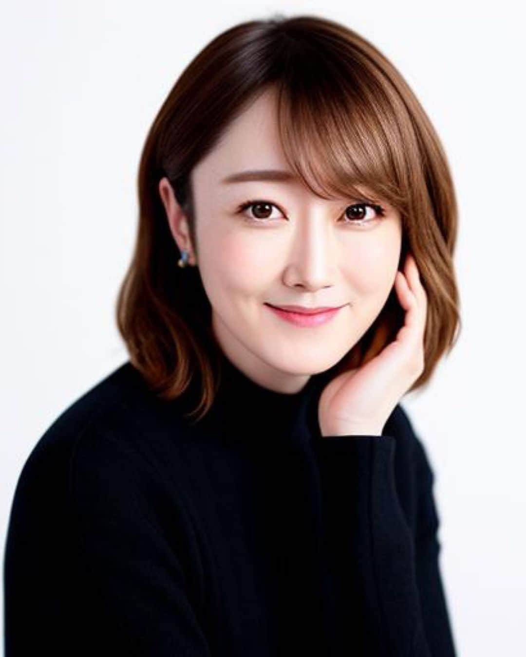 新海史子のインスタグラム：「SnowのAIアバター  みんなの見てたらやってみたくなっちゃって、課金。笑  うん、1枚目以外誰だかわからん。  最後の2枚、なんとも言えない。  #aiアバター #snow #美化されすぎ」