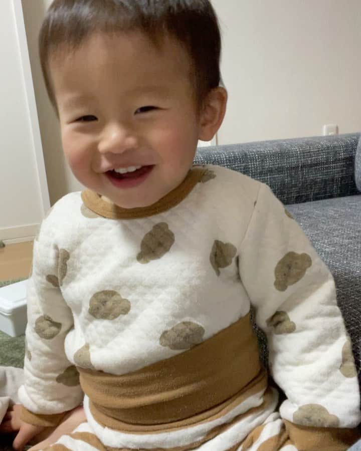 AMIのインスタグラム：「👶🏻 . パジャマの時ばっかり🤣💚」