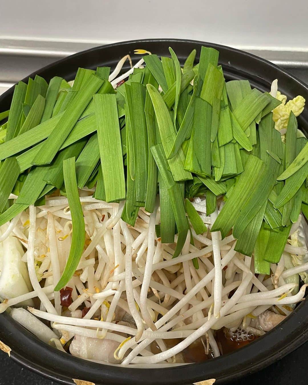 神尾佑さんのインスタグラム写真 - (神尾佑Instagram)「お客様が来たのでもつ鍋。うちの自慢の。スープから手作り。 レシピは…ネットからw それにしても鍋がぼろぼろ。」1月25日 13時00分 - yu_kamio