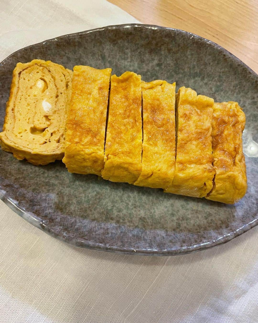 神尾佑のインスタグラム：「客人のリクエストで卵焼き。子供が食べないので久しぶりに焼きました。昔バイト先で散々焼いた。」