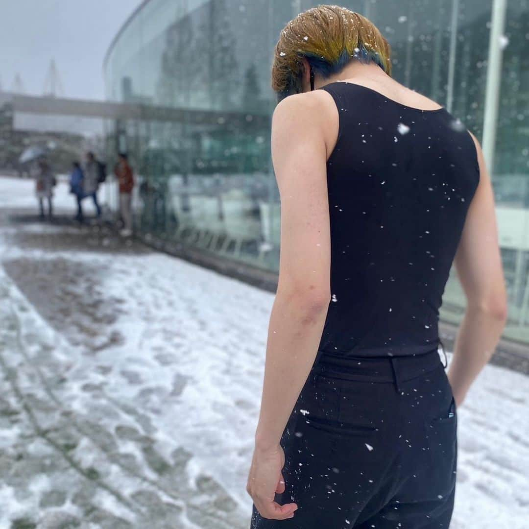 後藤聖那さんのインスタグラム写真 - (後藤聖那Instagram)「雪降るって知った瞬間に気付いたらホテルを出てた。 前日の夜中に女性用のタンクトップを購入。（S） ⁡ 次の日予報通り雪が降った。 ⁡ ホテルを出たばかりの僕の身体は、 まだ少し暖かくて、肌についた雪は一瞬で溶けた。 ⁡ お世話になった北陸放送の近くにある、 【金沢21世紀美術館】【兼六園】 ⁡ 雪の降る兼六園は格別だった。 晴れた兼六園行ったことないから差はわからない。 きっと格別だったのだろう。 ⁡ 街中で合う海外の方は大爆笑。 街中で合う年配の方は大心配。 ⁡ たくさんの海外の方が指さして笑って僕の写真を。 言ってやったよ。ピースサインで。 welcome to Japan.  This is Japan.ってね。」1月25日 13時16分 - see__nna