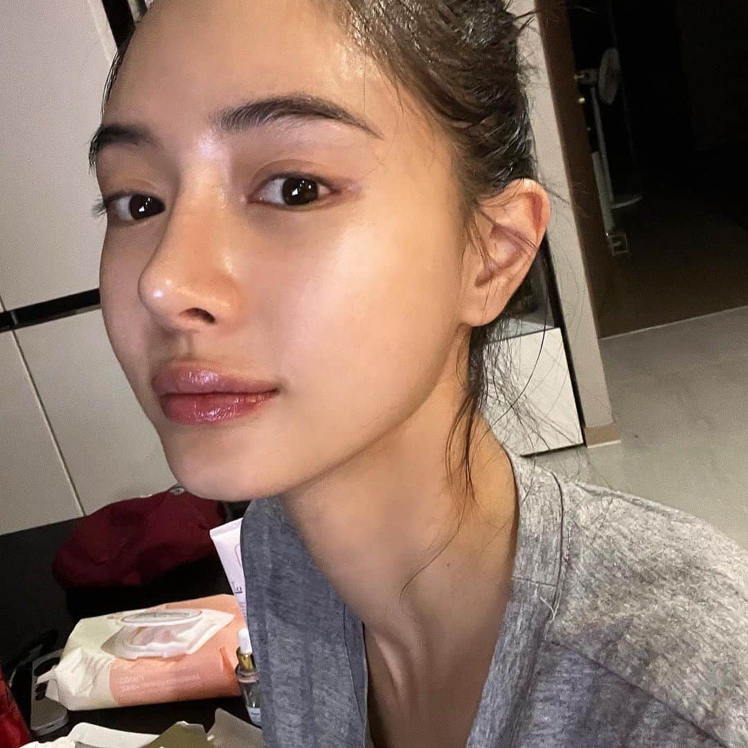キム・ボラムのインスタグラム：「환생필이라고 불리는 멜라노필톡스  각질제거와 필링이 동시에 진행되는 제품이라 뽀송뽀송하고 매끈함을 즉각적으로 느껴지실 거예요! 실제로 피부과, 관리실에서 1회에 10만 원~15만 원 정도 한다고 하더라고요 🥲 이젠 홈 케어로 관리해 주세요   -넓은 모공 고민 -여드름 흉터 고민  -기미,색소침착 고민 -트러블,좁쌀 고민 -거칠고 뚜꺼운 피부 고민」