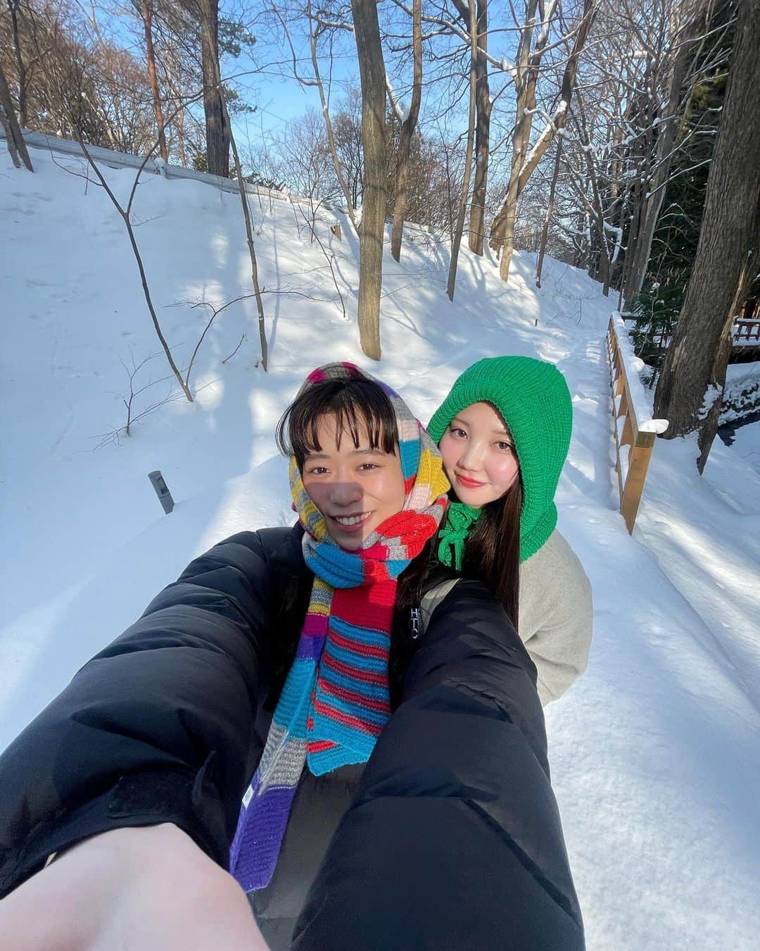 小笠原星のインスタグラム：「👭❄️🌈🧤 小2からの親友🤜🤛」