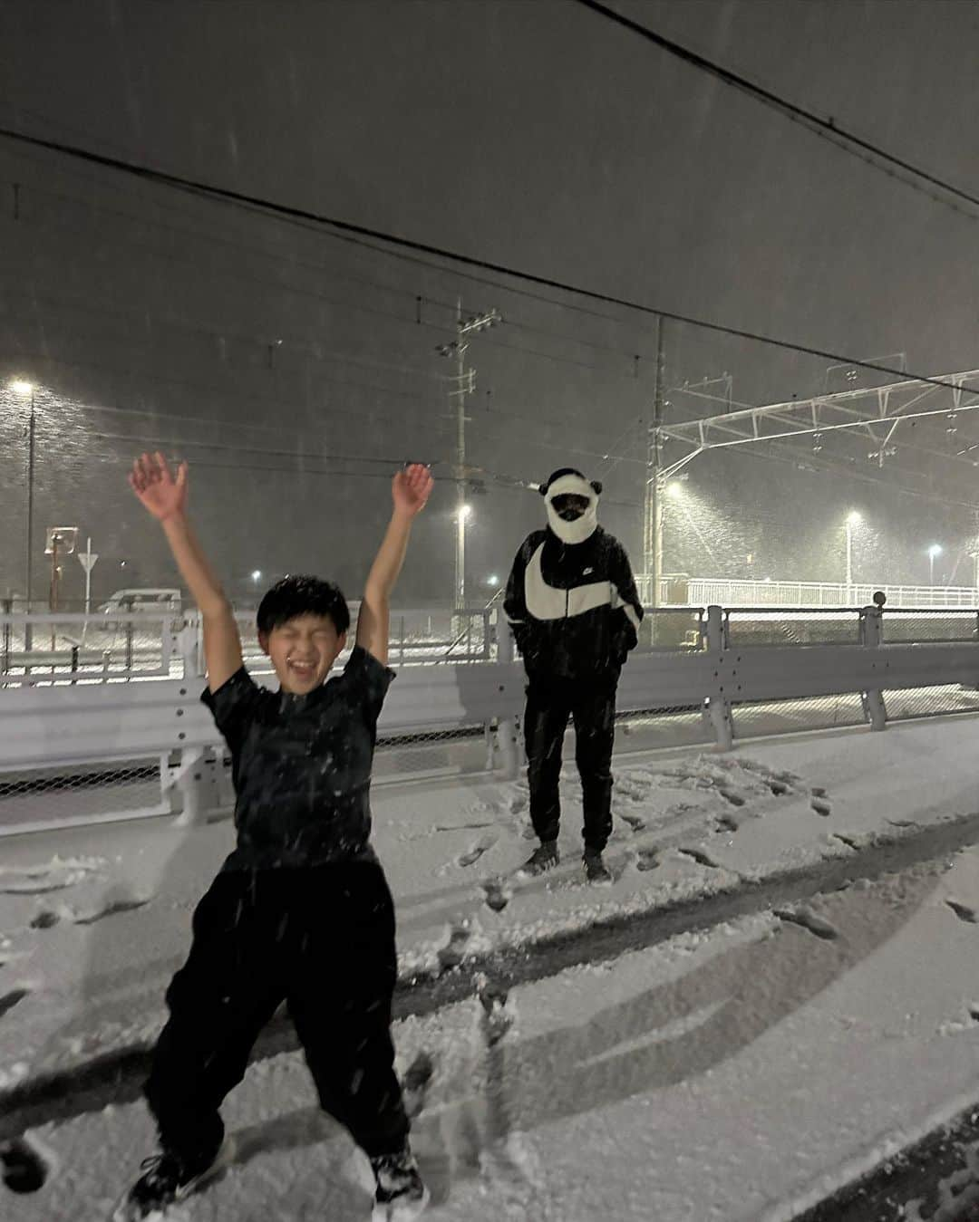 山内智恵のインスタグラム：「#初雪#寒波到来 #2023寒波 #10年ぶりの積雪   人生100年としても 10年ぶりの積雪ってことは あと数回しか体験できない 積雪❄️‼️」