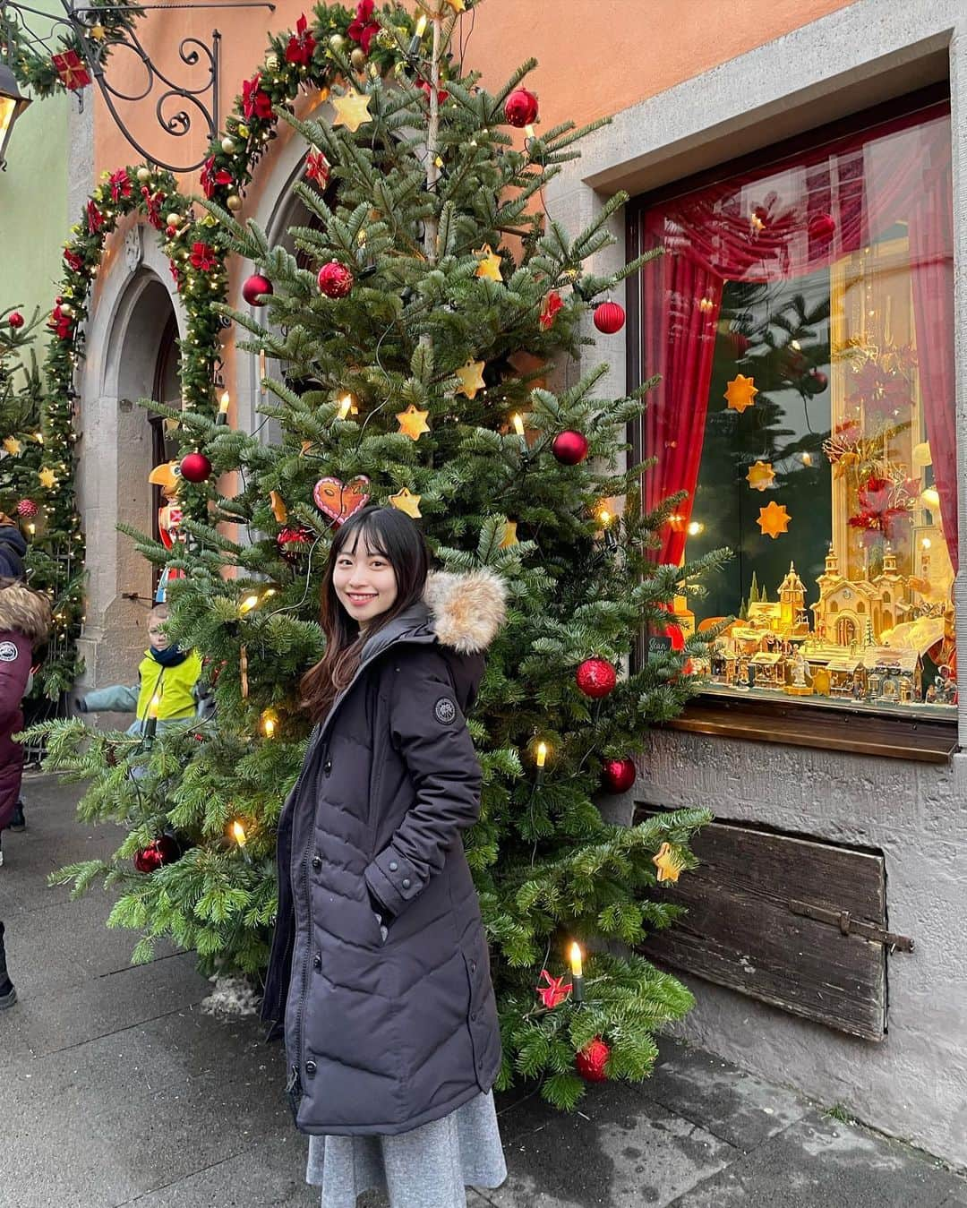 藤白りりさんのインスタグラム写真 - (藤白りりInstagram)「みなさんお久しぶりです、お元気でしたか〜？ 今日はとても寒かったですね❄️ 大雪警報が出てた地域もあったとか… お気をつけください😣  今週は−度が続くのでマフラー手袋手放せなさそうです。  クリスマスツリーの写真ですが、ついこの間新年を迎えたばかりなのにもうクリスマスから1ヶ月、1月も終わりですね〜早すぎる、、  これがあと×11で来年だと思うと怖いですが春が来るのも楽しみ🌸  という話を友達として今日は改めて目標を立ててto doリストを作ることの大切さを感じた1日でした！😂  寒さに負けずたくさん食べて今週も残り頑張りましょう〜！  #おやすみなさい」1月25日 23時40分 - ririii_22