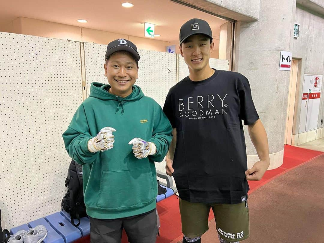 小幡竜平さんのインスタグラム写真 - (小幡竜平Instagram)「自主トレ終了しました！ サポートして頂いたみなさんありがとうございました！  #チーム梅野 #キリさん睨みすぎ #ハッピーターン」1月25日 23時50分 - obata_38