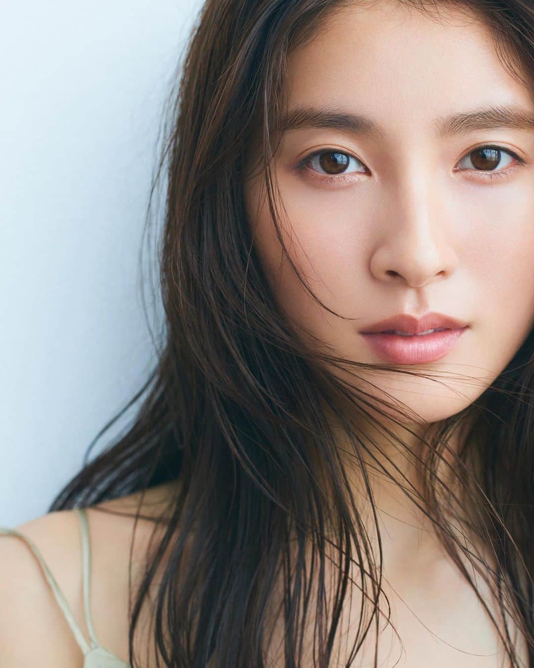 のインスタグラム：「寒さの影響が強く出ている地域の方々は 大丈夫でしょうか？ 東京も寒さや風は強かったものの 今日はおひさまを見ることも出来たので 普段通りの時間を過ごすことが出来ましたが、 雪の影響を想像したことがない地域での ものすごい吹雪の映像や写真には 本当に驚きました…！ まだまだこれから その雪が凍ったりなど心配が続くので どうかどうかどうか、お気をつけて下さい🙏🙏🙏 . 写真は、今発売されている『 #美的 』3月号で 取材をしていただいた時のもの☺️🙏✨ . 大好きな『美的』さんに また取材していただけるなんて…！！！ あまりに嬉しくてもったいないから、 一枚ずつ📸💕✨」