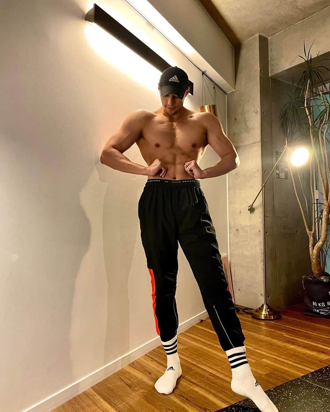 當間ローズさんのインスタグラム写真 - (當間ローズInstagram)「今日は久々に合トレして来た！ 靭帯を怪我してから、モチベーション上がらず、ジム頑張れて無かったけど今日はいい刺激になった🌹  筋肉を育てるには環境変化が必要だと改めて思った1日💪  with  @haohaohaokun  @shota_hagiwara   #當間ローズ #筋トレ　#合トレ #華道　#生花 #陶芸　 #ジム　#筋肉  #ラテン  #ハーフ  #モデル  #singer #Artist #Model #Tokyo  #Brazilian #brasil  #italian #fashion #fitness #muscle #body #sexy」1月26日 0時11分 - toumarose_official