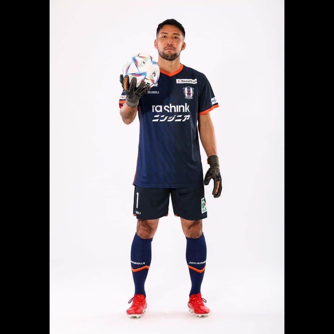 徳重健太のインスタグラム：「2023🧤🍊 @ehimefc12  @jogarbola.official  @reuschgoalkeeping_jp  #愛媛fc」