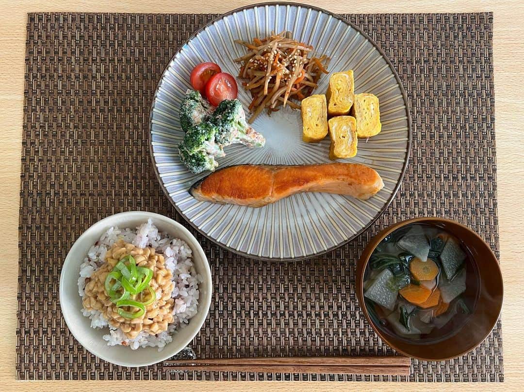 三津谷葉子のインスタグラム：「ご近所さんからいただいた鮭で 健康和食ランチ😌🍚✨」