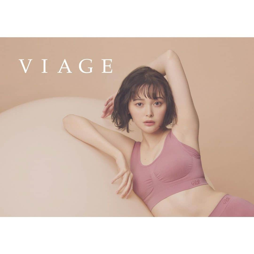 玉城ティナさんのインスタグラム写真 - (玉城ティナInstagram)「この度「VIAGEビューティアップ ナイトブラ」のアンバサダーに 就任いたしました🐇🪷  VIAGEのナイトブラは ノンワイヤーで楽なのに しっかりホールドされて、 今まで締め付けが嫌だった私も ナイトブラへの感覚が変わりました♡  体にしっかりフィットするので 安心感もあり、日々愛用しています🐤  みなさんもこの機会に ぜひ「VIAGE」をお試しください🪺」1月25日 16時13分 - tinapouty