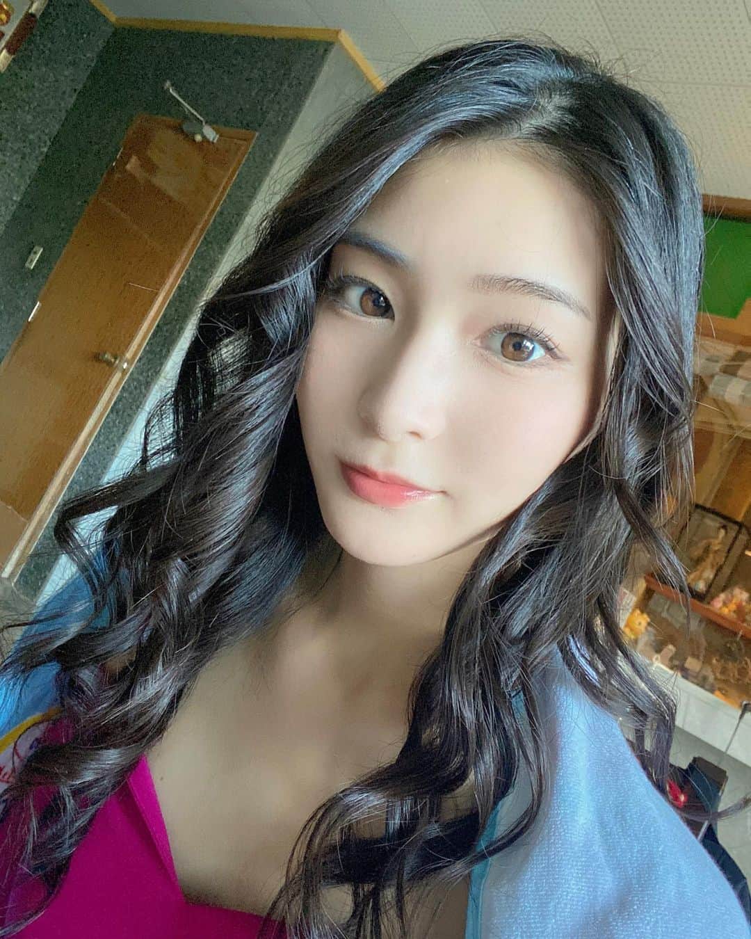 のインスタグラム：「・ ・ ・ ぐるんぐるん🌀 ・ ・ ・ ・ #髪の毛 #アレンジ」