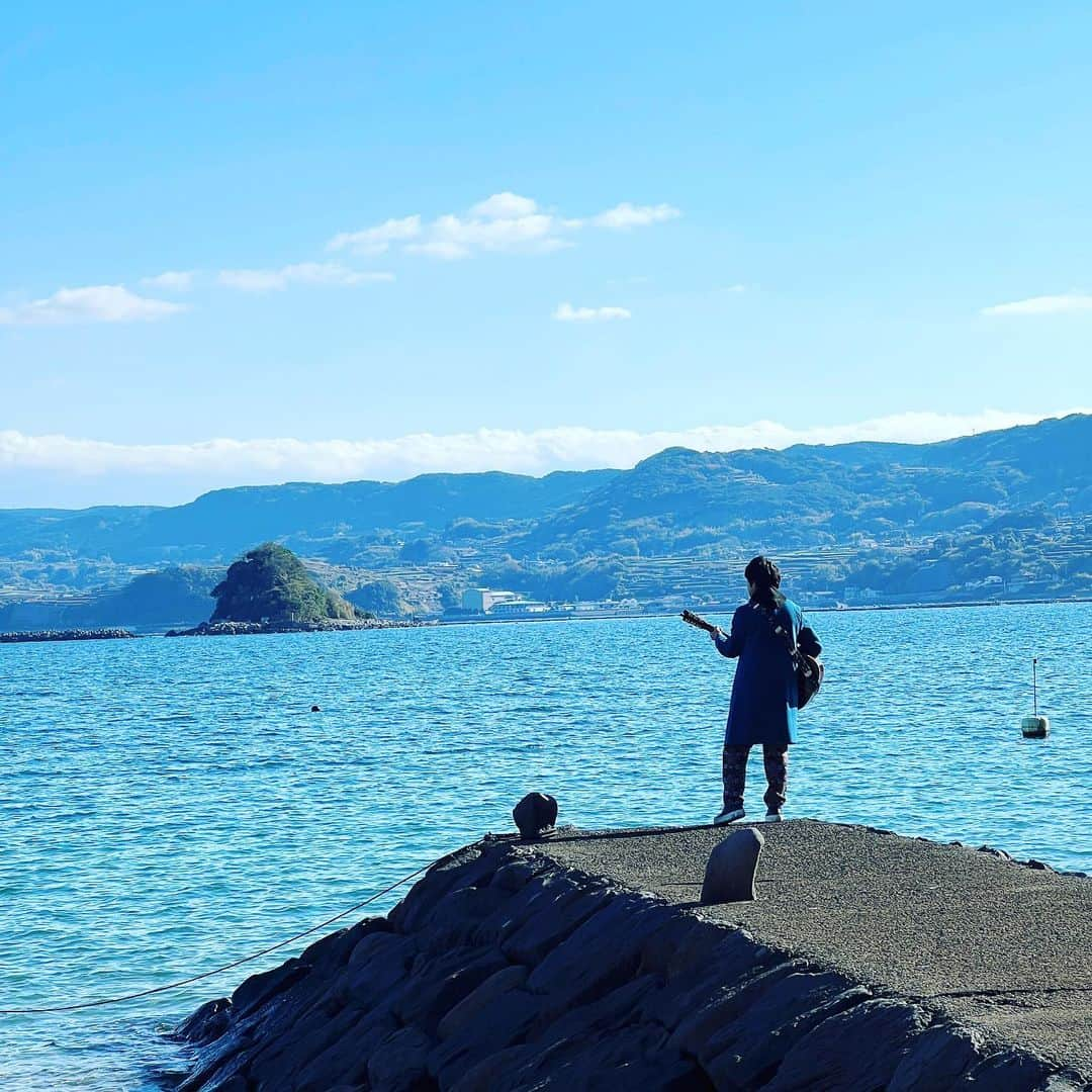 フジテレビ「空旅をあなたへ」さんのインスタグラム写真 - (フジテレビ「空旅をあなたへ」Instagram)「今週木曜日22:54〜　の「空旅をあなたへ」は、 アーティスト藤巻亮太が巡る、長崎県 雲仙の旅✈️  今回の雲仙の旅を振り返ります☺️✨ 藤巻さんにとってどんな旅だったのでしょうか？！🥹  藤巻さんの素敵な歌を、 綺麗な海を背景にお届けします😊♫  是非ご覧下さい！（関東ローカル）  #藤巻亮太 さん #長崎 #雲仙 #雲仙地獄 #雲仙九州ホテル #空旅をあなたへ #soratabi #撮影 #撮影オフショット」1月25日 16時45分 - soratabi_fuji