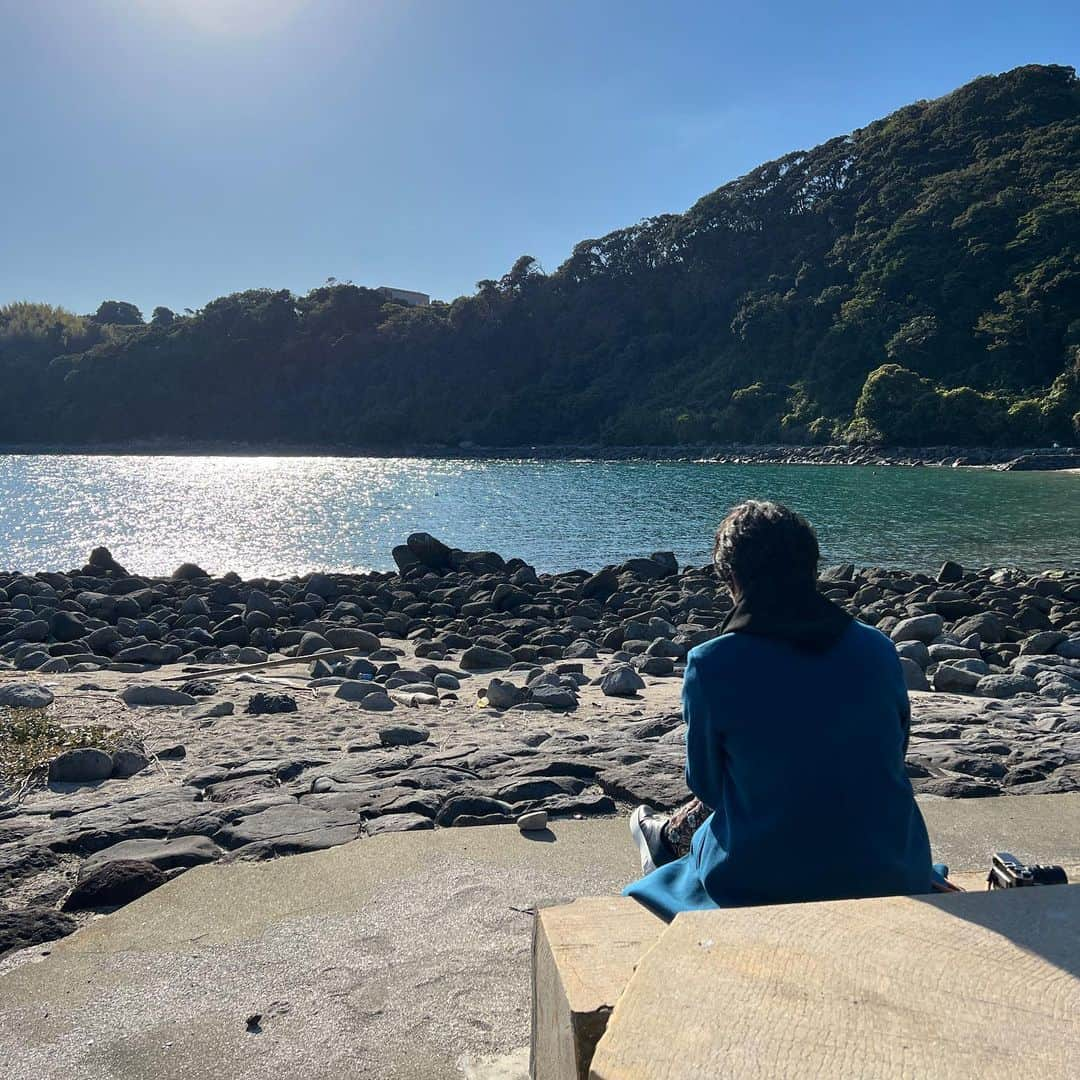 フジテレビ「空旅をあなたへ」さんのインスタグラム写真 - (フジテレビ「空旅をあなたへ」Instagram)「今週木曜日22:54〜　の「空旅をあなたへ」は、 アーティスト藤巻亮太が巡る、長崎県 雲仙の旅✈️  今回の雲仙の旅を振り返ります☺️✨ 藤巻さんにとってどんな旅だったのでしょうか？！🥹  藤巻さんの素敵な歌を、 綺麗な海を背景にお届けします😊♫  是非ご覧下さい！（関東ローカル）  #藤巻亮太 さん #長崎 #雲仙 #雲仙地獄 #雲仙九州ホテル #空旅をあなたへ #soratabi #撮影 #撮影オフショット」1月25日 16時45分 - soratabi_fuji