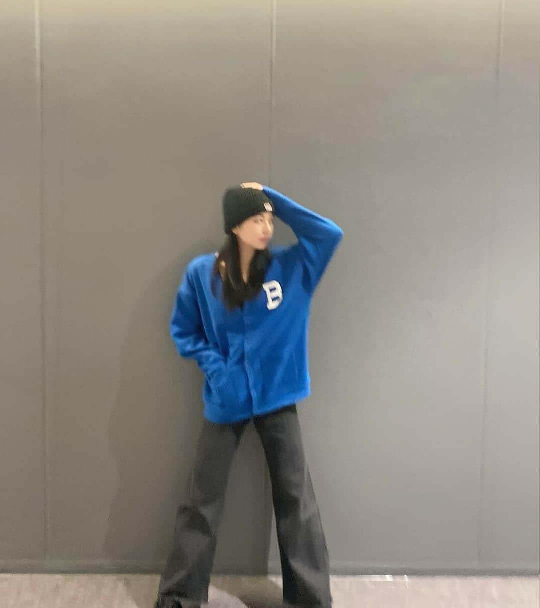 鈴木爽のインスタグラム：「😶‍🌫️  ぴんぼけ  #code#coordinate#fashion#Japanese #blue#カーディガン#ニット帽#ストリート #fjk#jk#07#15#좋아요#팔로우#오오티디#일본」