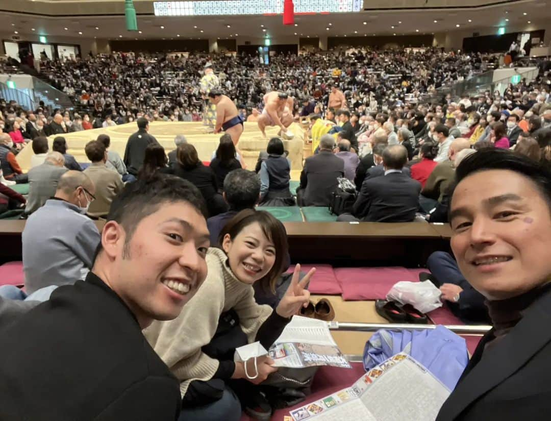 萩野公介のインスタグラム：「先日の初場所、３人で観に行きました！ 生は迫力ありますね～！」