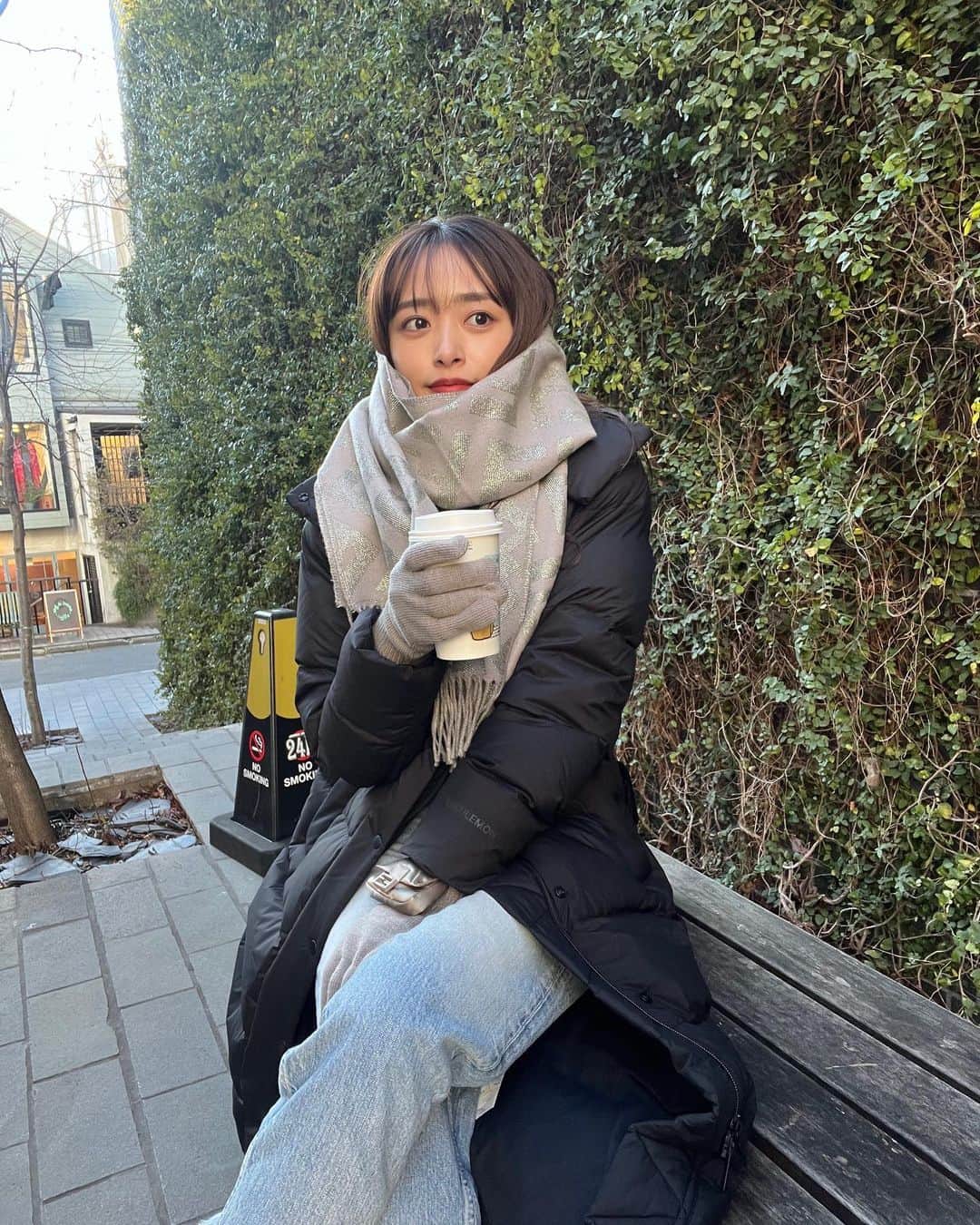 近藤千尋のインスタグラム：「うう〜寒い〜🥶❄️ 今日だけはホットにしました☕️💕🫶🏻 珍しく厚着なので マネージャーさんが写真撮ってくれました🤍🤍笑  @fendi  #fendi」