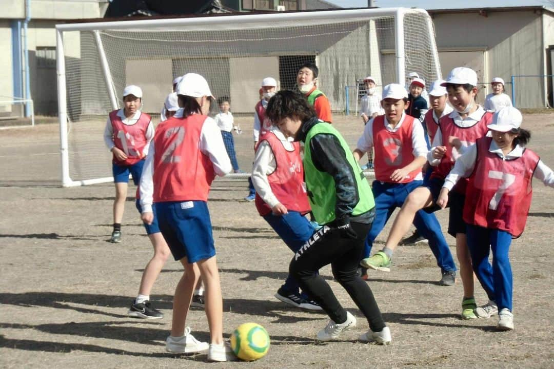 若林美里さんのインスタグラム写真 - (若林美里Instagram)「* 2023.01.17 岐阜県養老町の広幡小学校にて、道徳の授業＆サッカー教室を行いました😊  子ども達の純粋で真っ直ぐな瞳 意欲的に取り組む姿 先生方の心強いサポート 保護者の方々の温かい視線  天候にも恵まれ素晴らしい時間となりました🤝✨ 皆さま、ありがとうございました！！  #岐阜県 #養老町 #広幡小学校 #道徳 #サッカー教室 #若林美里 #岐阜新聞 #中日新聞」1月25日 17時18分 - mi.nori.11