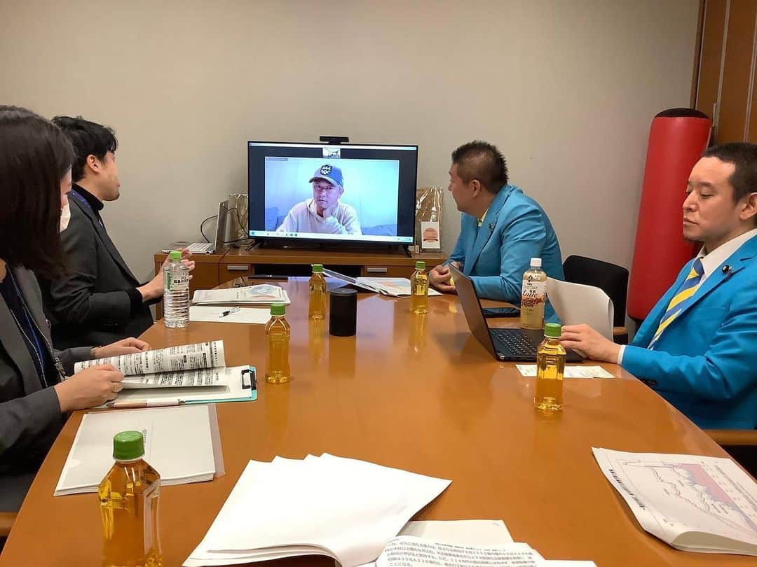 のインスタグラム：「財務省のレク終了 ほんまおざなりなレクやけど、これで全てが決まってくと思うと怖いなー  予算案をみて、素人議員のオレでもん？って思う事だらけ  国の予算ほど、ほとんどの人が見ても？？マークでいっぱいなるやろなー  でも、これで日本が成り立ってきてんから凄いわ  増税や防衛費拡大など問題点だらけ どー国民に納得してもらうのか見ものやなー オレや納得できてない数人の議員や影響力のある人たちも声を大にしてゆうても、最後戦うのはお前らやで？ 一人一人しっかり声ださんと、またいろんな被せ物のようなニュースの裏で全部決まってまうぞー  自分自身の首絞めへんためにも、しっかり考えて意見しよーや  オレが議員やめたり、逮捕されたり、給料返還されて日本が裕福なるなら喜んでやったるわ笑笑」