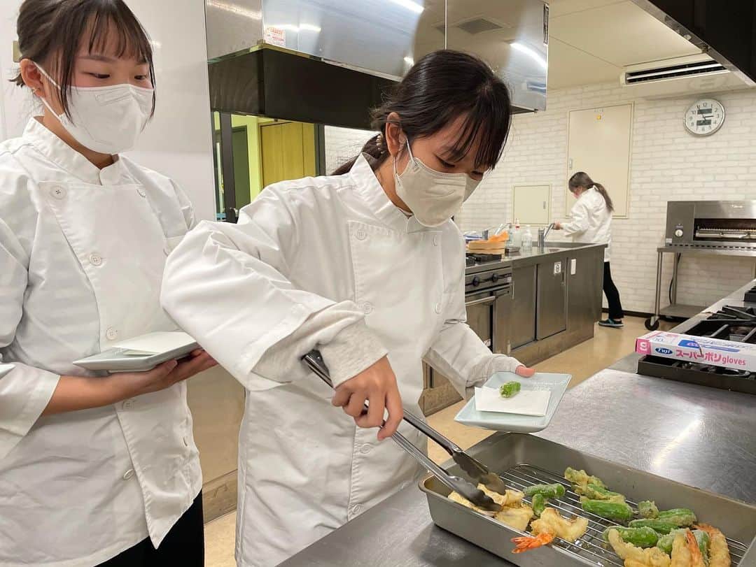 大阪キャリナリー製菓調理専門学校さんのインスタグラム写真 - (大阪キャリナリー製菓調理専門学校Instagram)「本日、台湾樹人医護管理専科学校の皆さんにお越しいただき、寿司と天ぷらを体験していただきました🥰✨  お寿司を握ったり、天ぷらを揚げてみたりなどお料理を作る楽しさを知って、最後はお皿に綺麗に盛り付けて完成🥳  美味しく味わっていただけました👍  #大阪キャリナリー #大阪キャリナリー製菓調理専門学校 #調理 #寿司 #天ぷら #実習」1月25日 17時29分 - osaka_culinary