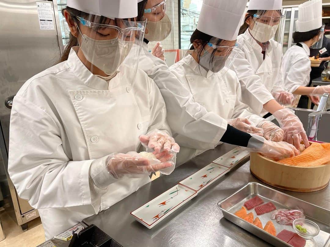 大阪キャリナリー製菓調理専門学校さんのインスタグラム写真 - (大阪キャリナリー製菓調理専門学校Instagram)「本日、台湾樹人医護管理専科学校の皆さんにお越しいただき、寿司と天ぷらを体験していただきました🥰✨  お寿司を握ったり、天ぷらを揚げてみたりなどお料理を作る楽しさを知って、最後はお皿に綺麗に盛り付けて完成🥳  美味しく味わっていただけました👍  #大阪キャリナリー #大阪キャリナリー製菓調理専門学校 #調理 #寿司 #天ぷら #実習」1月25日 17時29分 - osaka_culinary