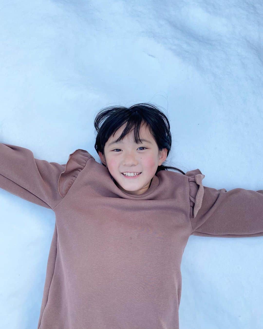 *yoko*さんのインスタグラム写真 - (*yoko*Instagram)「* ◇2023.1.25 • この雪やし絶対学校休みになるやろうと思ってたら、 まさかの普通にあった😂  雪だらけの中、無事に学校から帰って来て、友達と雪遊び〜⛄️  薄着やし、裸足やし、寝転がるし... とりあえず思う存分雪を楽しめたもよう❄️  こむの足跡が可愛すぎた♡ ちゃんと肉球がある🐾🐾🐾  #雪#雪遊び」1月25日 17時30分 - yococono
