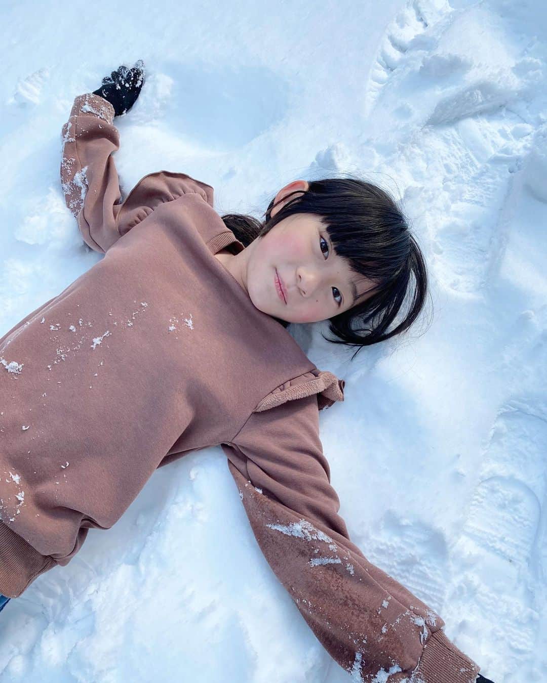 *yoko*のインスタグラム：「* ◇2023.1.25 • この雪やし絶対学校休みになるやろうと思ってたら、 まさかの普通にあった😂  雪だらけの中、無事に学校から帰って来て、友達と雪遊び〜⛄️  薄着やし、裸足やし、寝転がるし... とりあえず思う存分雪を楽しめたもよう❄️  こむの足跡が可愛すぎた♡ ちゃんと肉球がある🐾🐾🐾  #雪#雪遊び」