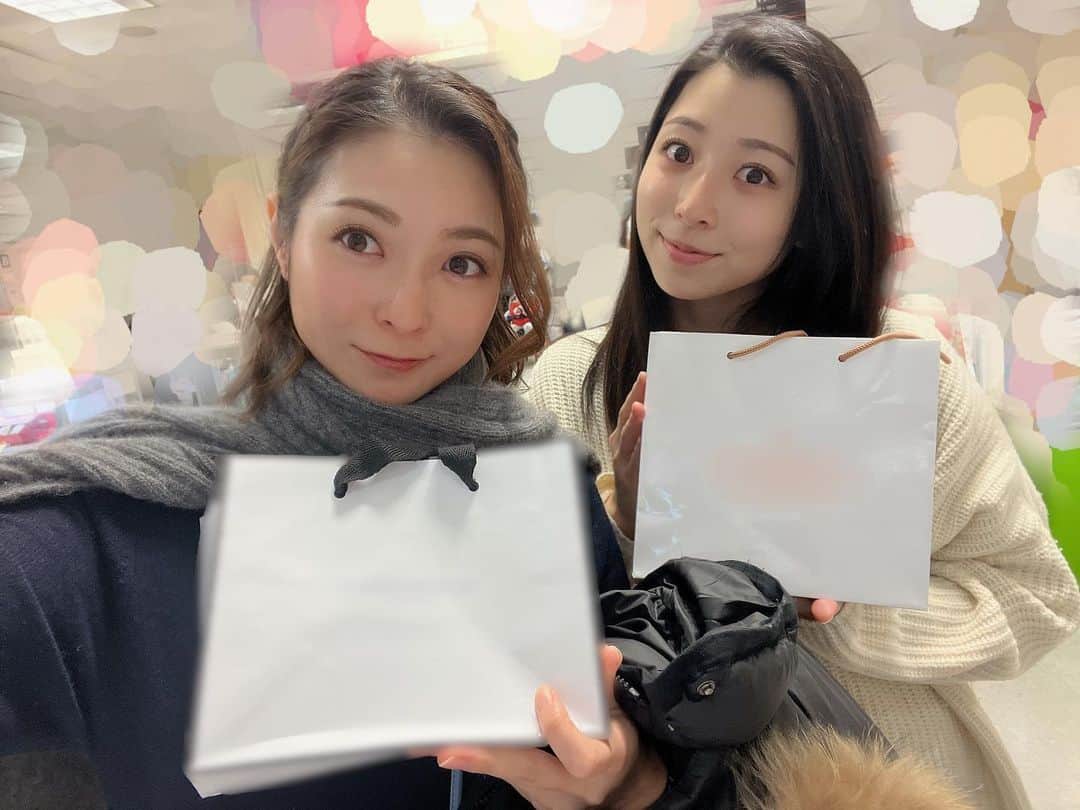 住田紗里のインスタグラム：「妹と一緒に、バレンタインシーズンに行われているチョコレートの催し物に行ってきました🍫 ベルギーに住んでいたチョコレート好きとしては、毎年この時期の楽しみです✨ 生活リズムが合わないので、妹と出かけるのも久しぶりでした  #チョコレート#chocolate#🍫 #妹#姉妹#2歳違い」