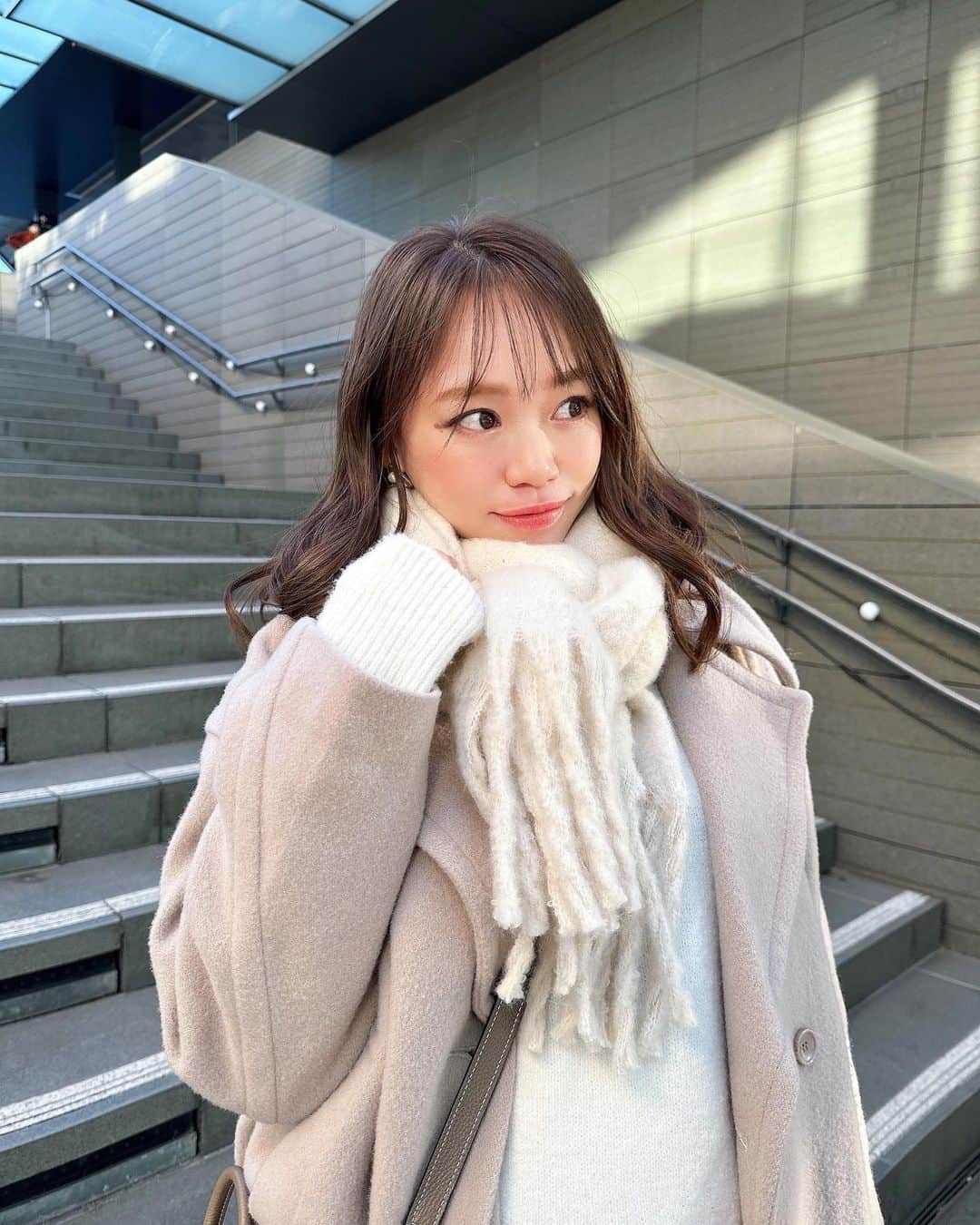 瀬賀しお（せがしぃ）のインスタグラム：「とっっても寒い日が続いてますね...🥶❄️ DMなどでたくさんの方が体調を心配してくださるのですが 皆さんも気を付けてお過ごしくださいね(´；ω；｀)  今日は最近GETした @salonadametrope のマフラーが大活躍🧣✨ ZOZOTOWNで安くなってた♡ そしてヒートテックも腹巻きも仕込んで 完全防寒です🤣👌🏼！  outer / @frees_mart  tops / @kobe_lettuce  skirt / @noble.jp  bag / @celine  muffler / @salonadametrope   そんなにお出かけはしないけど そろそろ服も少し買い足さないと🥺💭💭  #code #coordinate  #コーデ #マタニティコーデ #マタニティ #男の子ママ #初マタ #安定期 #ママ」
